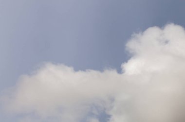 Tayland 'da akşam yağmur yağmadan önce gri gökyüzü