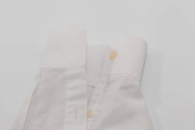 Kirli beyaz gömleğin lekelerini kapat.