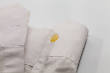 Kirli beyaz gömleğin lekesini kapat.