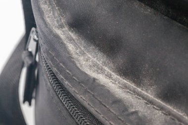 Küflenmiş çantanın kapağını kapatın.