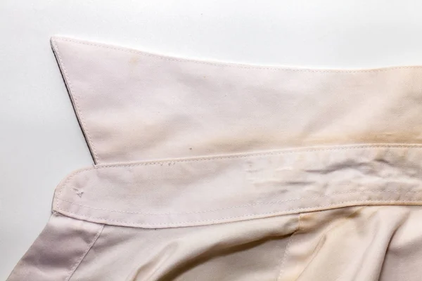 Kirli beyaz gömleğin lekelerini kapat.