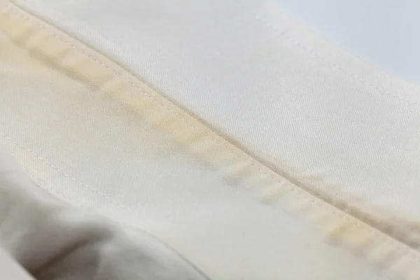 Kirli beyaz gömleğin lekelerini kapat.