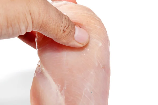 Mano tenendo petto di pollo crudo su sfondo bianco — Foto Stock