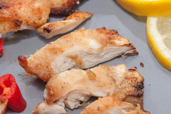 Ayam panggang dengan cabai, lemon di piring abu-abu — Stok Foto
