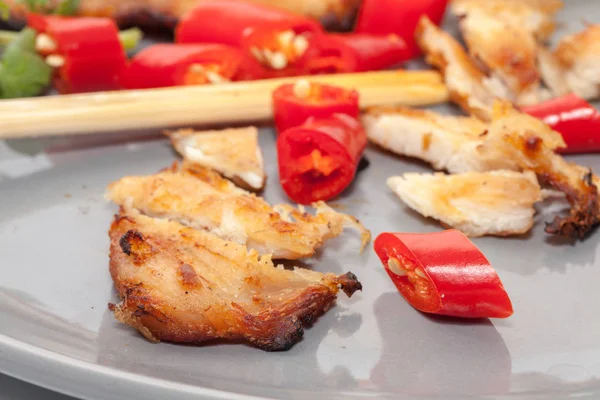 Close-up van gebraden kipfilet met saus — Stockfoto