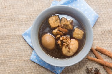 Beyaz arka planda sosta haşlanmış yumurta.