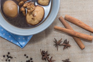 Beyaz arka planda sosta haşlanmış yumurta.