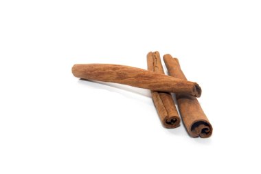 Beyaz arkaplanda izole edilmiş tarçın çubuğunu kapat