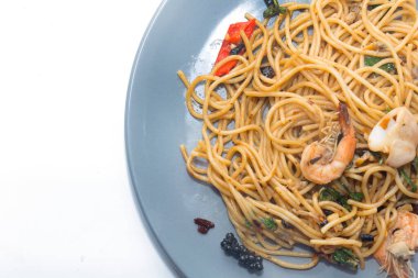 Beyaz arka planda yalıtılmış deniz mahsullü spagetti.