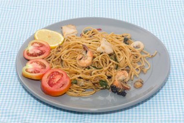 Tabağında deniz mahsulleri olan spagettiyi kapat.