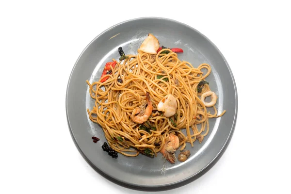 Spaghetti ai frutti di mare su piatto isolato su fondo bianco — Foto Stock