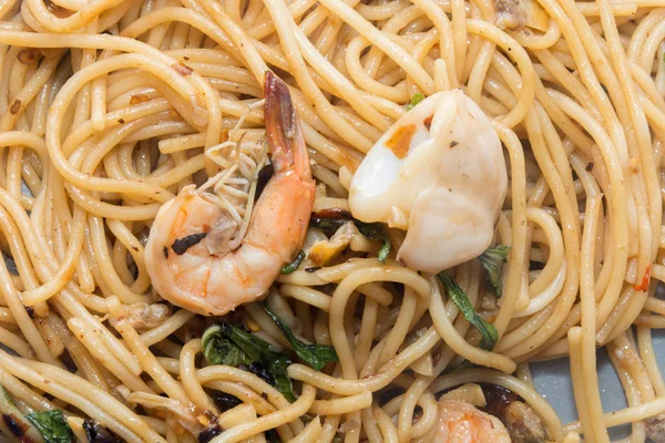Спагетти с морепродуктами на тарелке изолированы на белом фоне — стоковое фото