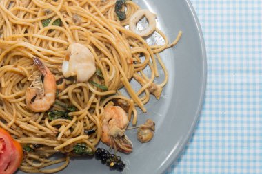 Tabağında deniz mahsulleri olan spagettiyi kapat.