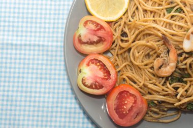Tabağında deniz mahsulleri olan spagettiyi kapat.