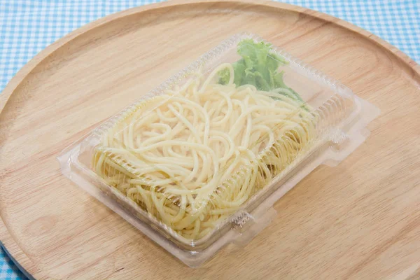 Zblízka špagety v plastové krabici — Stock fotografie