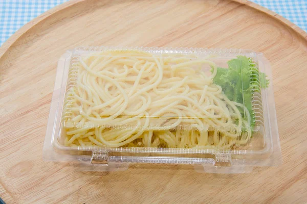 Nahaufnahme von Spaghetti in Plastikbox — Stockfoto