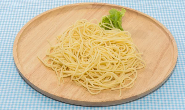 Закрытие спагетти без соуса на деревянной тарелке — стоковое фото