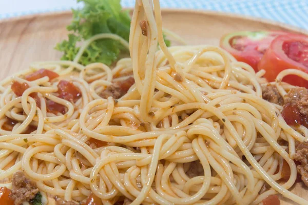Perto de espaguete com molho e garfo — Fotografia de Stock