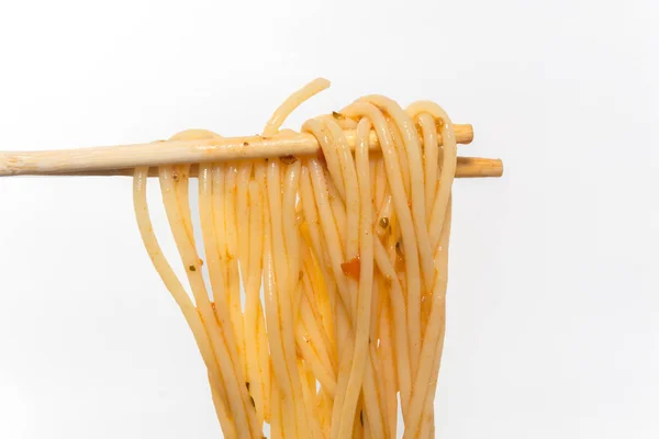 Gros plan de spaghettis avec sauce et baguette — Photo