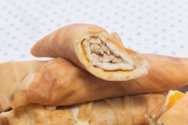 Yumurtalı krep, tabakta Tayland tatlısı.