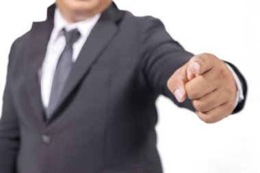Takım elbiseli işadamı parmağıyla işaret ediyor.