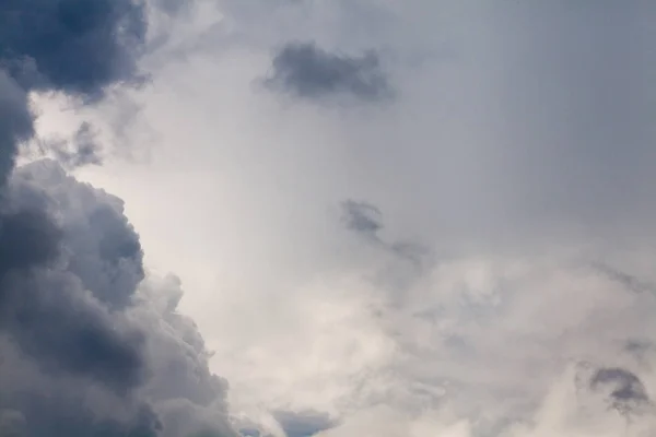 Серое облако перед бурей, приближающейся в Таиланде — стоковое фото