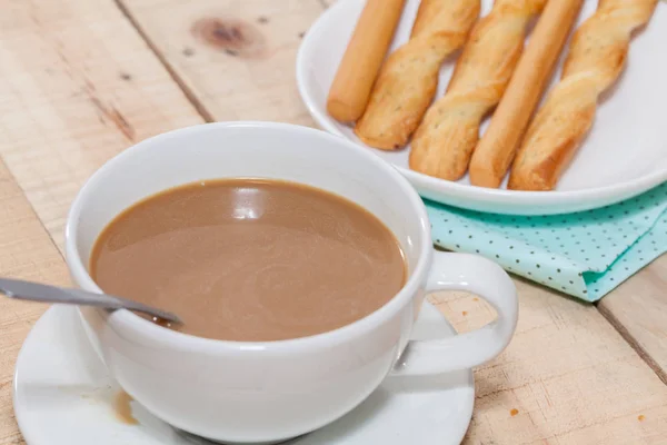 Bastoncino di pane salato e tazza di caffè — Foto Stock