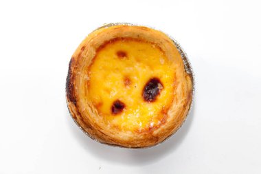 Beyaz arka plan üzerinde izole yumurta tart, yakın çekim