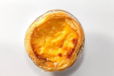 Beyaz arka plan üzerinde izole yumurta tart, yakın çekim