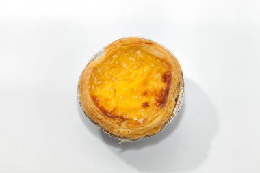 Beyaz arka plan üzerinde izole yumurta tart, yakın çekim