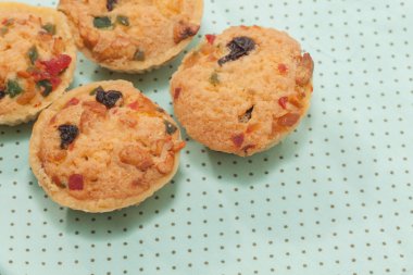 Kumaş üzerine Meyveli Kurabiye Kupasının karışımını kapat