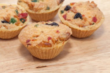 Meyveli kurabiye kupasını ahşap tabakta karıştır