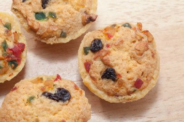 Meyveli kurabiye kupasını ahşap tabakta karıştır