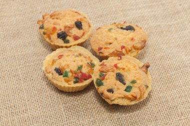 Çuvaldaki meyveli kurabiyeyi yakın.