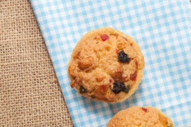 Çuvaldaki meyveli kurabiyeyi yakın.