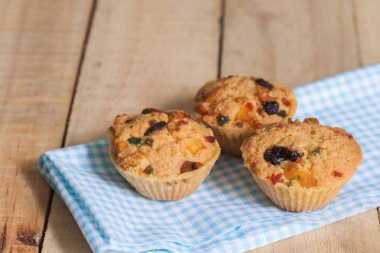 Ahşap arka planda meyveli kurabiye karıştır