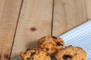 Ahşap arka planda meyveli kurabiye karıştır