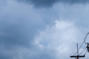 Fırtınadan önce kara bulutlarla kaplanmış gökyüzü