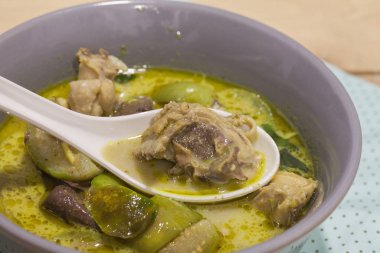 Gri kasede Tavuklu Yeşil Köri