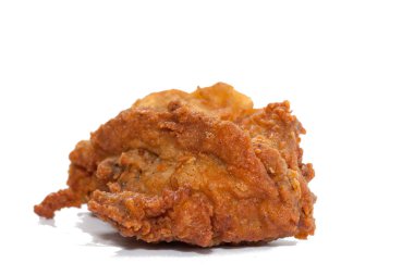 Beyaz arka planda izole edilmiş baharatlı kızarmış tavuk.