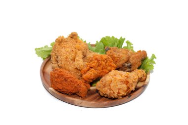 Ahşap tabakta kızarmış tavukları yakın.