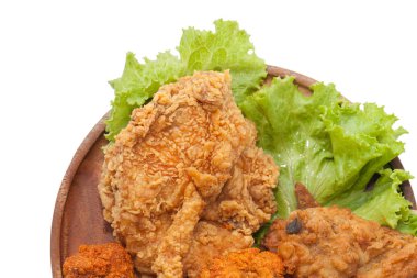 Ahşap tabakta kızarmış tavukları yakın.