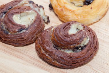 Beyaz arkaplanda tarçınlı ekmek fırınını kapat