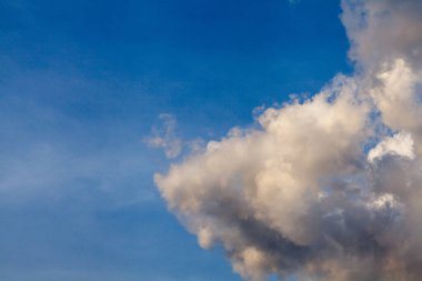 Tayland 'da yağmur yağmadan önce hüzünlü mavi gökyüzü