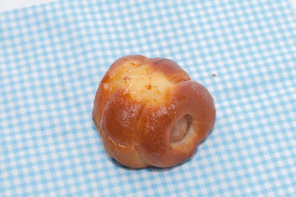 Close up της κότας λουκάνικο ψωμάκι σε ύφασμα — Φωτογραφία Αρχείου