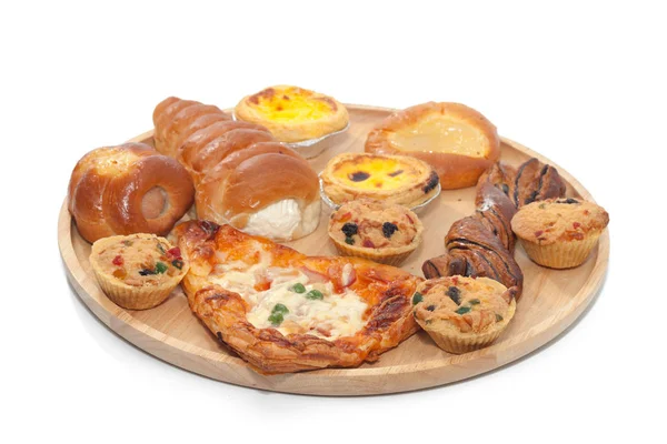 Primer plano de la variedad de panadería en placa de madera — Foto de Stock