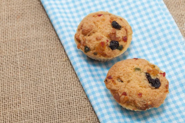 Çuvaldaki meyveli kurabiyeyi yakın.