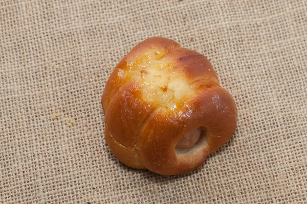 Großaufnahme von Hühnerwurst-Brötchen auf Sack — Stockfoto