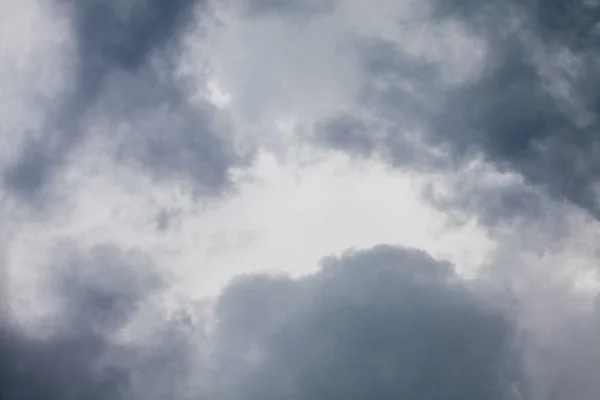 Cielo grigio nuvoloso prima della tempesta in Thailandia — Foto Stock