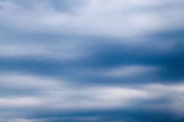 Cielo nublado con nubes oscuras antes de la tormenta —  Fotos de Stock